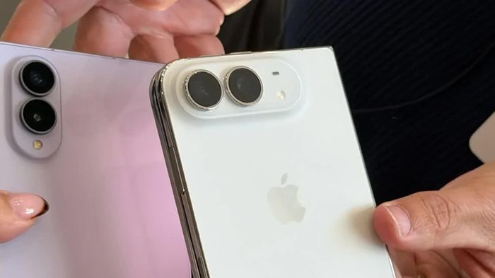 Đặt lên bàn cân iPhone Duo và Galaxy Z Fold 8