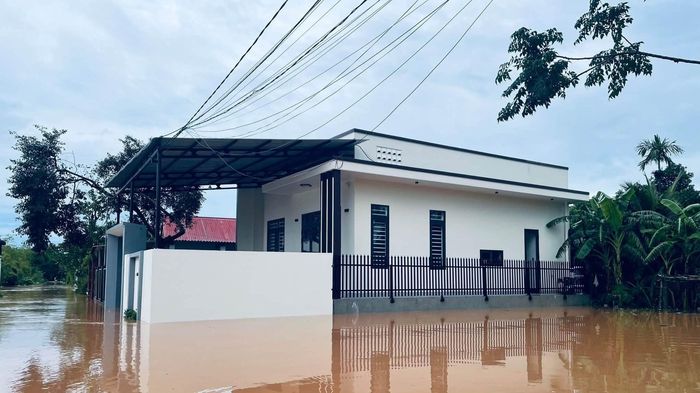 Nhiều nhà dân ở Quảng Trị vẫn chìm trong nước lũ
