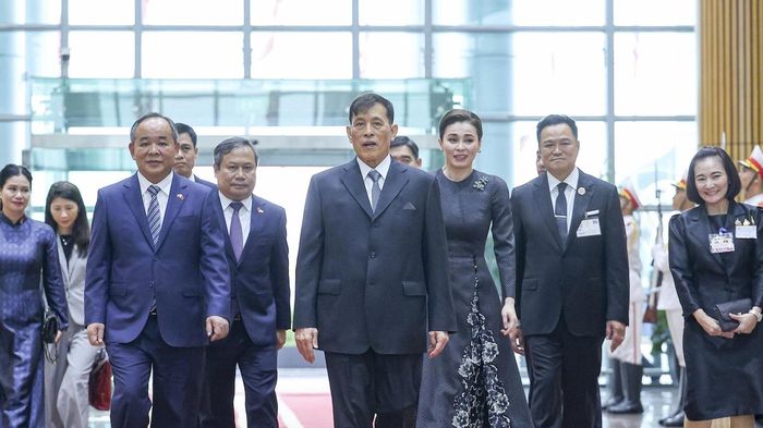 Nhà Vua Thái Lan và Hoàng hậu tự lái chuyên cơ thăm Việt Nam
