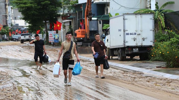 Mưa 1 tiếng, bùn nhão phủ dày khu phố dưới chân đồi ở Quảng Ninh