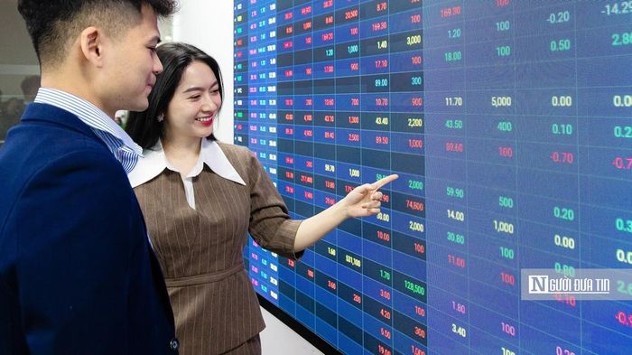 VN-Index rung lắc mạnh, khuyến nghị chưa vội bắt đáy
