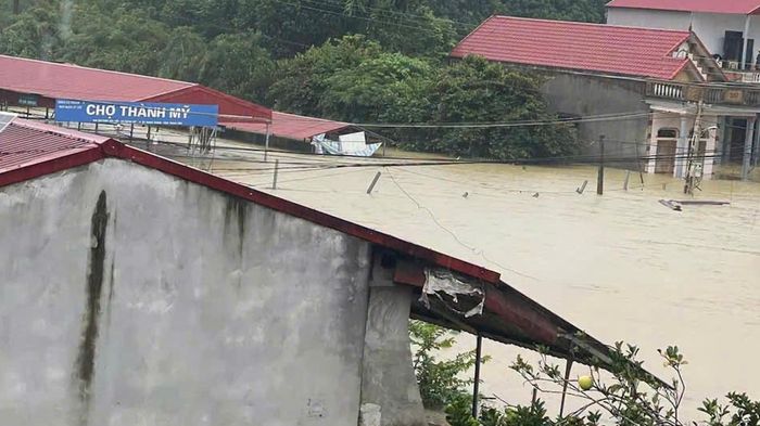 Mưa lớn, nước sông dâng 'nhấn chìm' chợ, ngập nửa nhà dân ở Thanh Hoá
