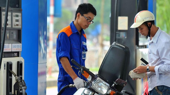 Giá xăng dầu đồng loạt tăng, xăng E10 tăng thêm hơn 1.000 đồng/lít
