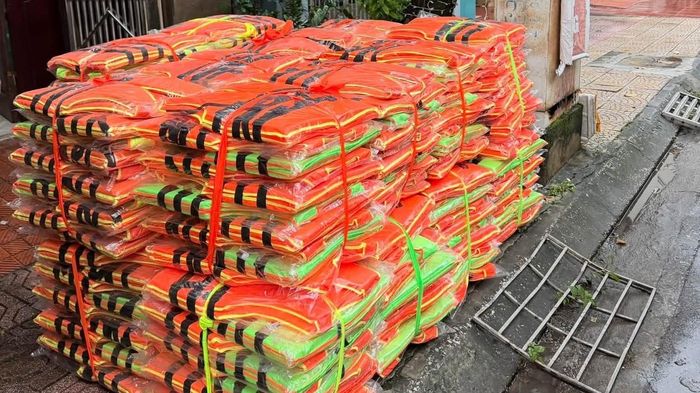 Chàng trai treo 200 áo phao trên các cây cầu