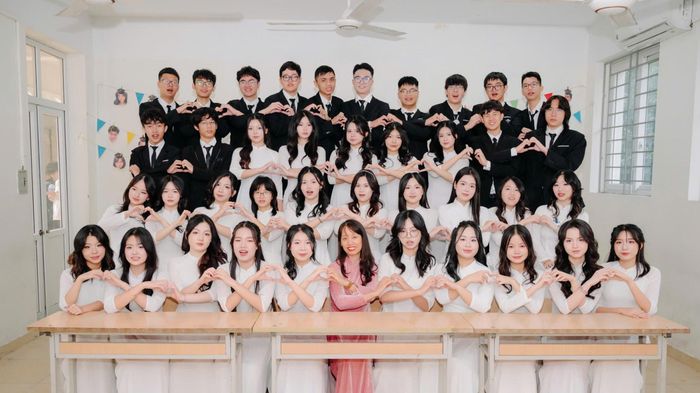 Lớp học có thủ khoa D01 toàn quốc, 32 em điểm SAT từ 1.500, 30 em IELTS từ 8.0