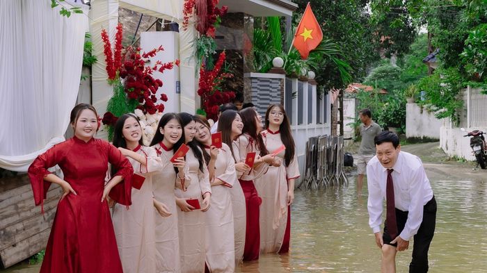 Cô dâu, chú rể xắn quần, 'bì bõm' lội nước làm lễ ăn hỏi