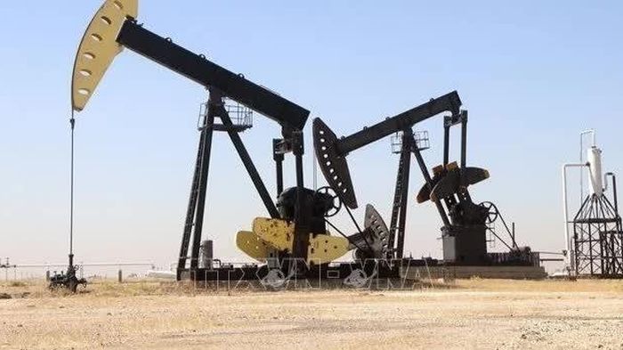 Giá dầu Brent giảm dưới 100 USD/thùng