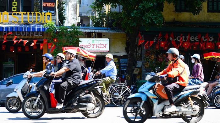 Miền Bắc nắng nóng 35 độ, dải hội tụ nhiệt đới gây mưa lớn từ Huế