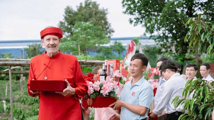 Chú rể 64 tuổi bay nửa vòng trái đất từ Mỹ về Đắk Lắk cưới vợ kém 21 tuổi