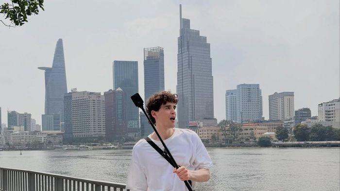Khách Tây được người lạ ở TP.HCM chở đi mua cà phê