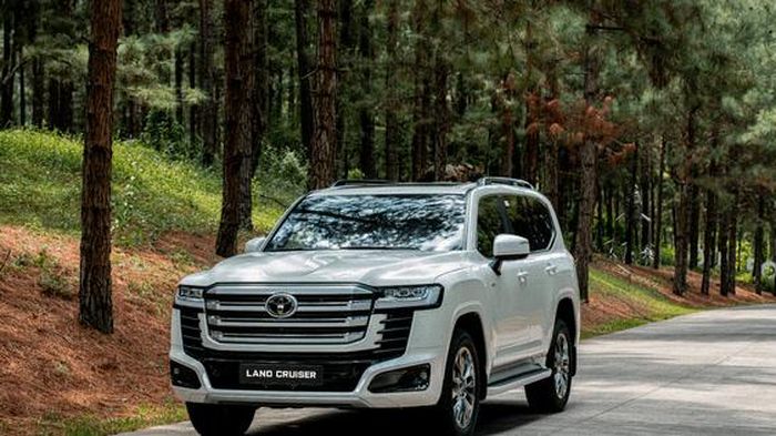 FJ chưa hạ nhiệt, Land Cruiser 300 HEV tiếp tục tạo sức nóng