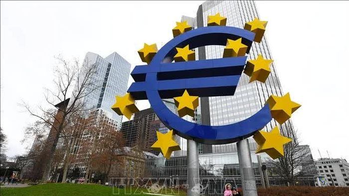 Lạm phát Eurozone tăng vọt, ECB chịu thêm sức ép tăng lãi suất