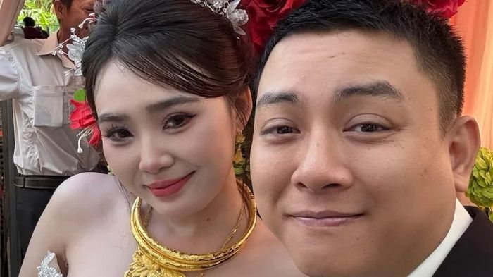 Hoài Lâm hát trong tiệc cưới