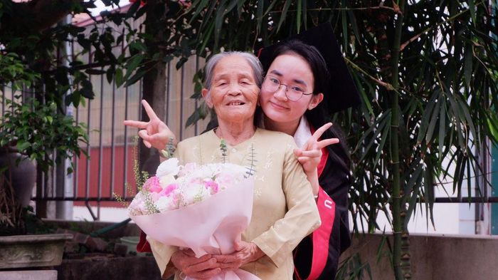 Nữ thủ khoa Ngoại thương luôn coi bản thân như 'chiếc ly rỗng' để nỗ lực, học hỏi và lắng nghe