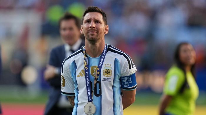 Messi bật khóc trên đường ra sân đá trận chia tay đội tuyển Argentina