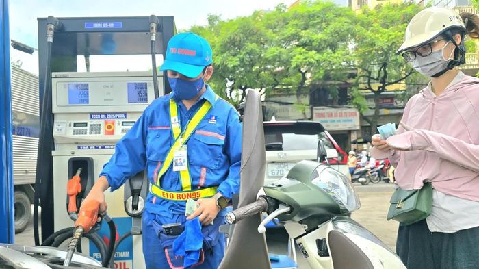 Giá xăng E10 tăng hơn 1.000 đồng/lít