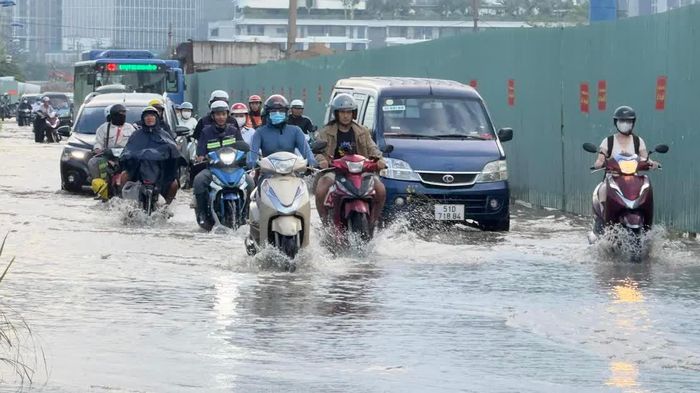 Triều cường dâng cao, nhiều tuyến đường ở TPHCM ngập nước