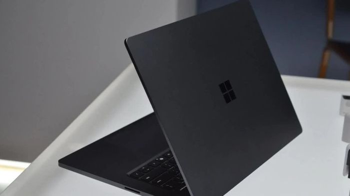 Microsoft Surface ra mắt Laptop Ultra cấu hình siêu khủng