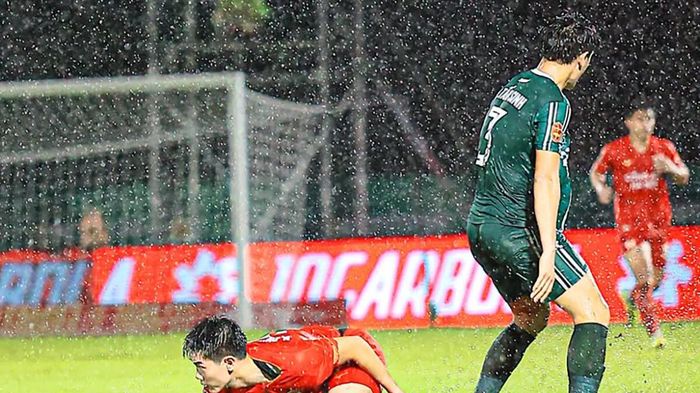 Không phạt thẻ đỏ cầu thủ đá xấu Đình Bắc, trọng tài FIFA nguy cơ bị 'treo còi'