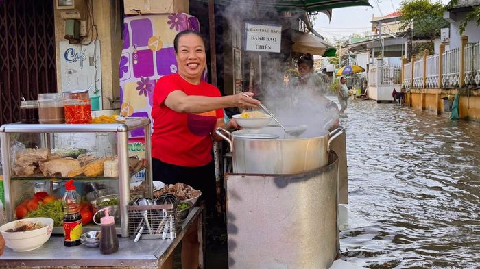 Lội nước ngồi ăn quán bún riêu ngập đến gối ở Cần Thơ