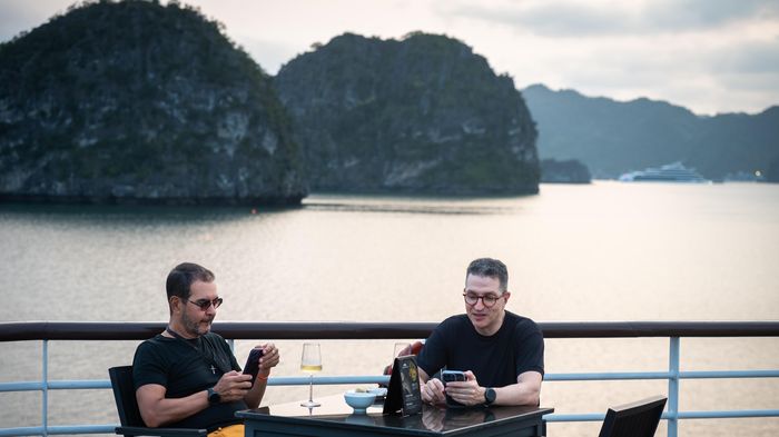 Báo ngoại: 'Du khách nên chiêm ngưỡng vịnh Hạ Long một lần trong đời'