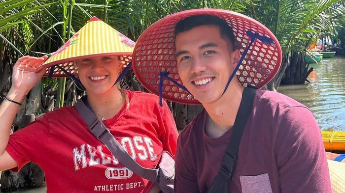 Cô gái Canada bán xe, nghỉ việc để sang Việt Nam với cầu thủ Việt kiều
