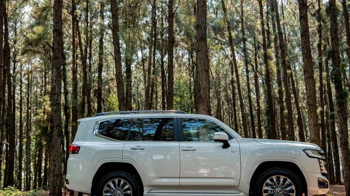 SUV phổ thông tiền tỷ Toyota Land Cruiser đắt hàng kỷ lục