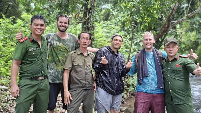 Giải cứu 2 du khách nước ngoài đi lạc tại suối Hang Gió