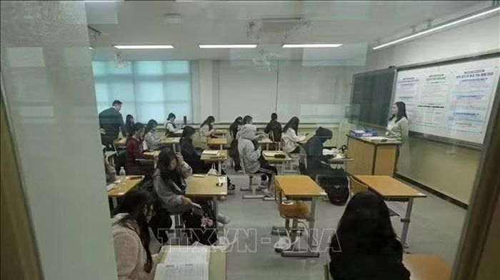 Hàn Quốc siết kiểm tra kính của thí sinh để ngăn gian lận thi đại học