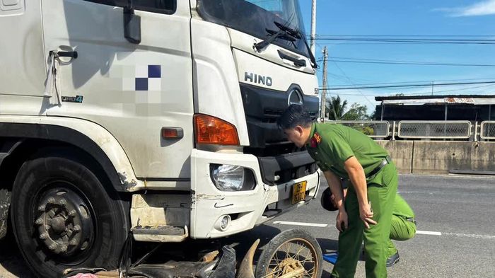 Bị xe tải kéo lê gần 80m sau va chạm, người đi xe máy tử vong