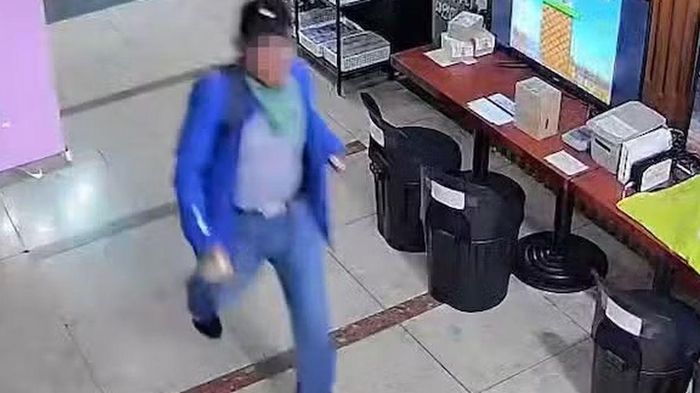 Người đàn ông buộc dao vào 2 tay rồi tấn công loạn xạ giữa siêu thị khiến nhiều người bị thương, gây nên cảnh tượng hỗn loạn