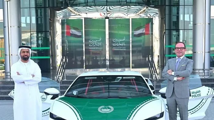 Siêu xe Lamborghini hybrid gia nhập đội xe cảnh sát Dubai