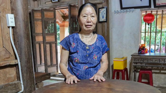 Ngôi nhà gỗ mít gần 160 năm tuổi lưu giữ chiếc bàn cổ tự xoay kỳ lạ
