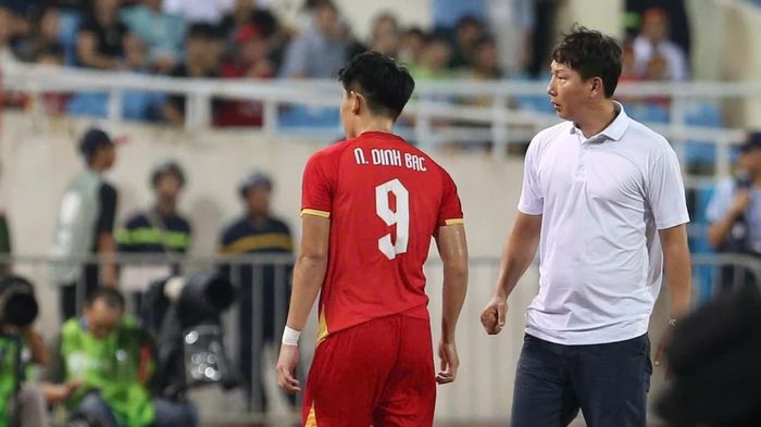 Danh sách tuyển Việt Nam: HLV Kim Sang Sik tính gì với Đình Bắc?
