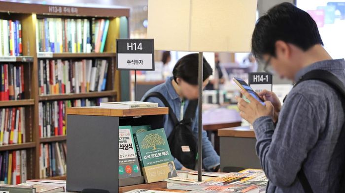 Chiến dịch thu thập sách để 'nuôi' AI của Anthropic