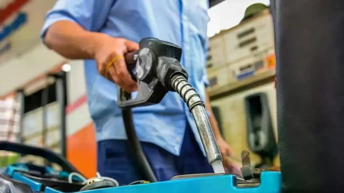 Giá xăng E10 RON95 giảm hơn 1.800 đồng/lít