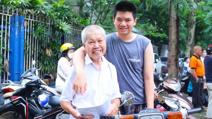 Nam sinh từng được bố 80 tuổi đưa đi thi lớp 10 thành thủ khoa học sinh giỏi Hà Nội