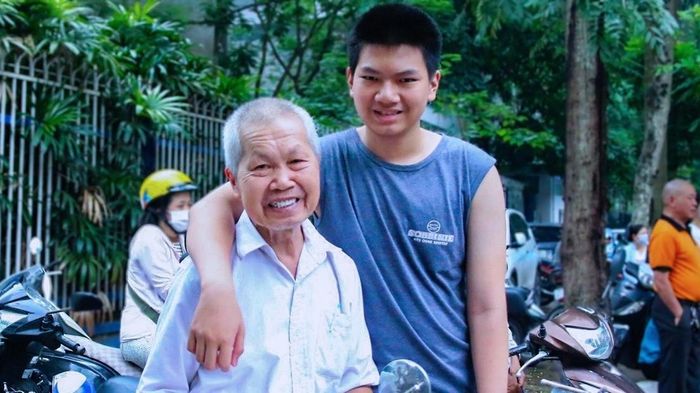 Nam sinh từng được bố 80 tuổi đưa đi thi lớp 10 thành thủ khoa học sinh giỏi Hà Nội