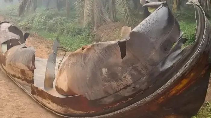 Người dân phát hiện vật thể khổng lồ dài 9 mét rơi xuống