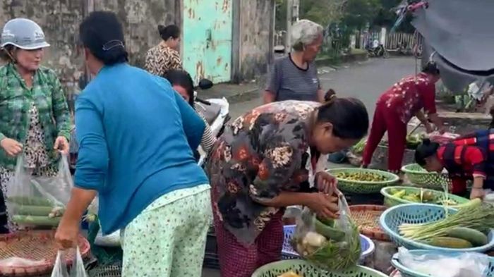 Trúng số 10 tỷ đồng, người bán rau tặng hết hàng cho bà con để về quê