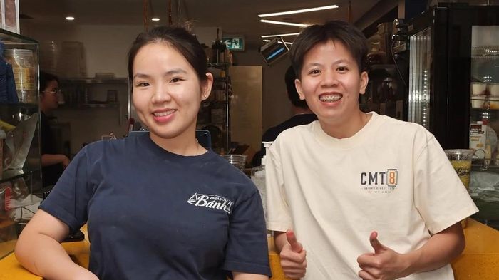 Bỏ việc lương 1,5 tỷ đồng/năm, hai cô gái Việt bán bánh tráng, xôi mặn ở Canada