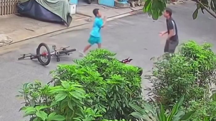 Clip bé trai chắp tay xin lỗi sau va chạm xe đạp gây sốt cõi mạng