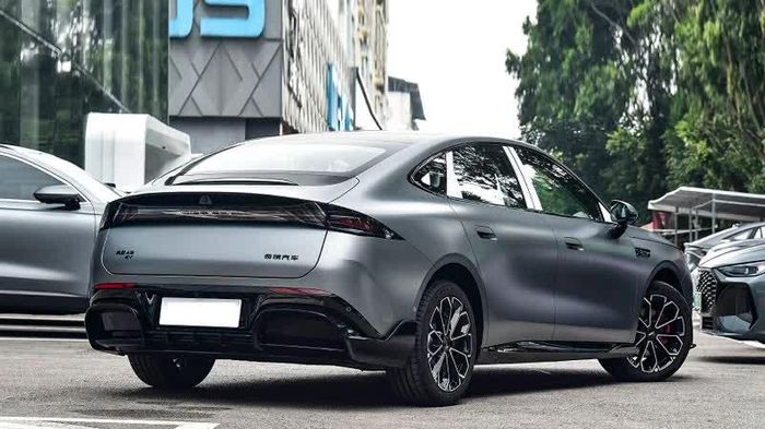 Xe sedan dài gần 4,9 mét, mạnh 252 mã lực, giá hơn 460 triệu đồng