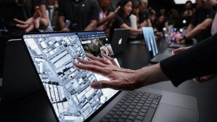 Apple trình làng dòng máy tính xách tay trang bị màn hình cảm ứng đầu tiên của hãng