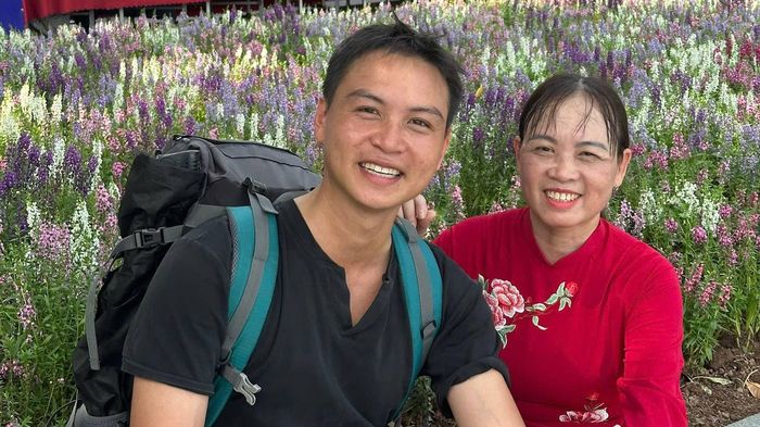 Con trai chở mẹ mắc ung thư đi phượt khắp Tây Bắc để 'tìm lại nụ cười'