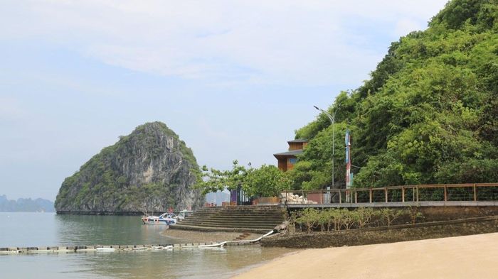 Tin mới đón khách ở bãi biển kín tiếng 'đẹp nhất thế giới' ở Việt Nam