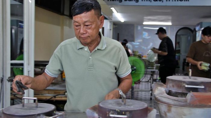 Quán bánh thủ công 46 năm tuổi ở TPHCM, chủ trộn bột phải xem thời tiết
