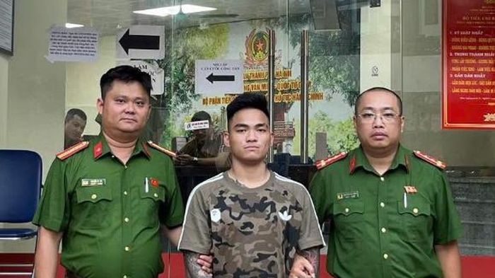 Hà Nội: Nam thanh niên cầm điếu cày đánh người giữa phố bị bắt