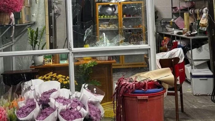 D&ugrave;ng dao tấn c&ocirc;ng vợ cũ, đập ph&aacute; tiệm hoa rồi bỏ trốn