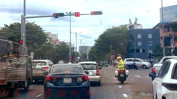 Cảnh s&aacute;t giao th&ocirc;ng mở đường cứu sống bệnh nh&acirc;n trong l&uacute;c nguy kịch